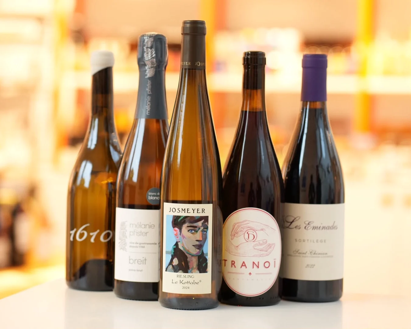 Cinq vins sur le comptoir de la cave : 1610, le Breit extra-brut de Mélanie Pfister, le riesling Le Kottabe de Josmeyer, Tranoï et le saint-chinian Sortilège des Eminades